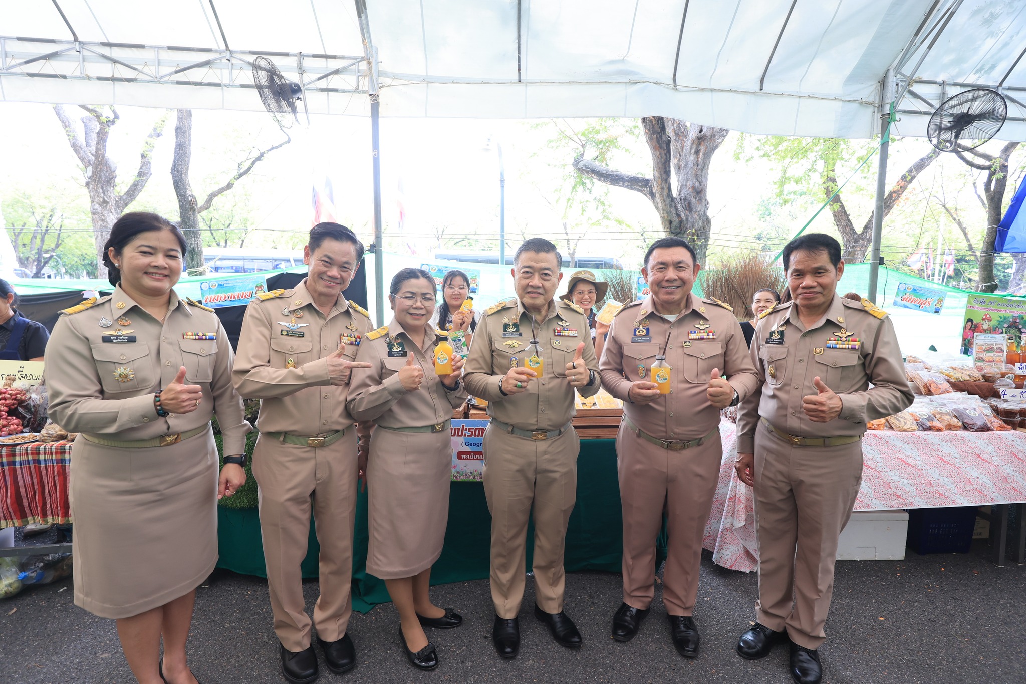 title - ปลัดกระทรวงเกษตรฯ และผู้บริหาร ส.ป.ก. เยี่ยมชมร้านค้า ในงานวันคล้ายวันสถาปนา ส.ป.ก. ครบรอบ 51 ปี